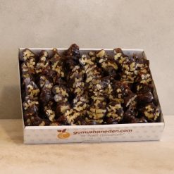 İplere dizilen cevizlerin özel köme herlesine batırılıp kurutulmasıyla hazırlanan bol cevizli köme.