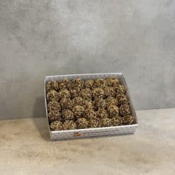 Fındıklı Atom (Çokopestil) – içi fındık ezmeli, dışı fındık parçacıklarıyla kaplı yöresel tatlı