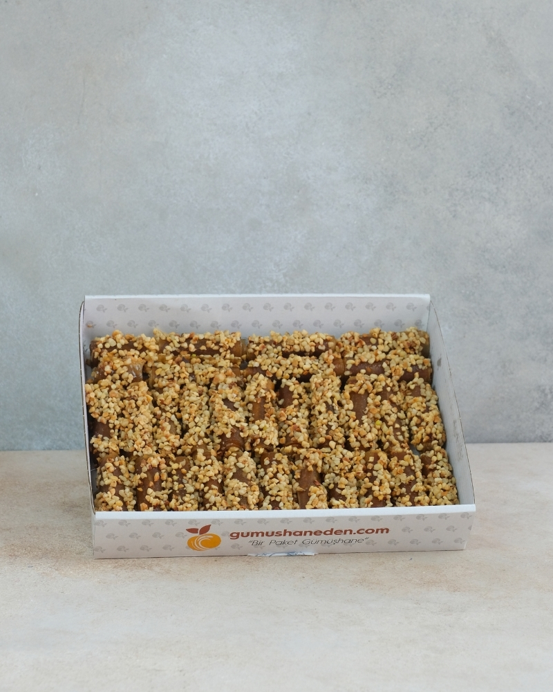 Fındıklı Kalem Sarma, bal ve pekmez karışımına bulanıp fındık parçacıklarıyla kaplanmış Gümüşhane pestili