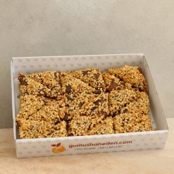 Fındık ezmesi dolgulu, pekmez ve bal karışımına bulanmış, fındık parçacıklarıyla kaplı geleneksel Gümüşhane fındıklı muska tatlısı