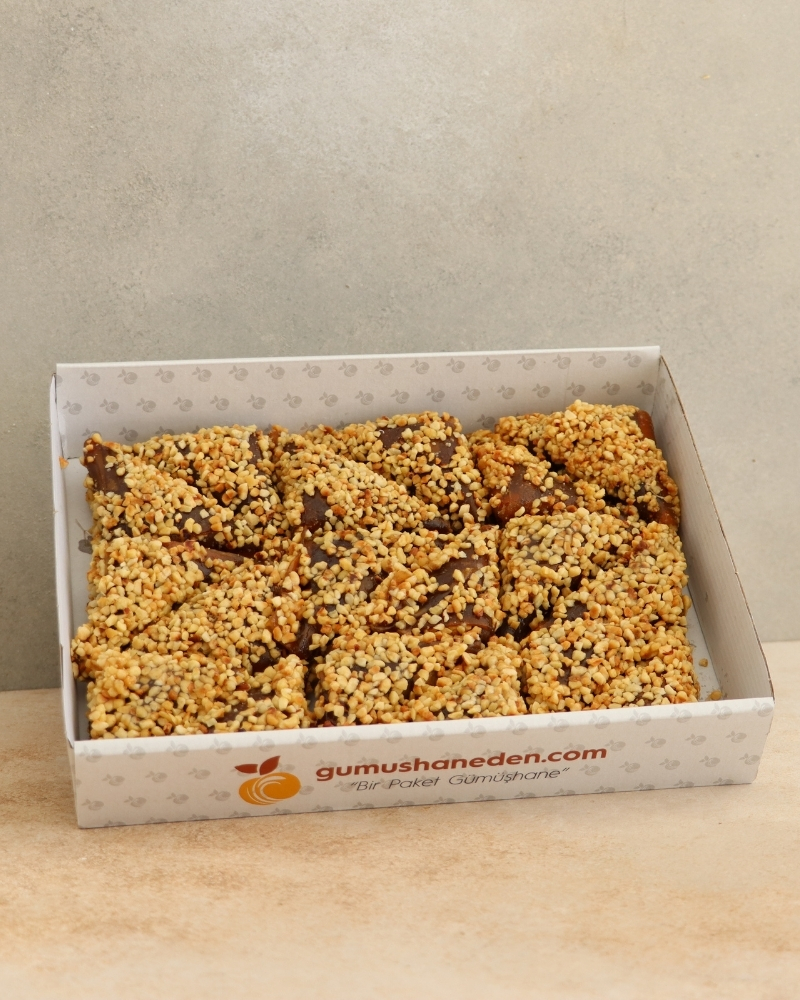 Fındık ezmesi dolgulu, pekmez ve bal karışımına bulanmış, fındık parçacıklarıyla kaplı geleneksel Gümüşhane fındıklı muska tatlısı