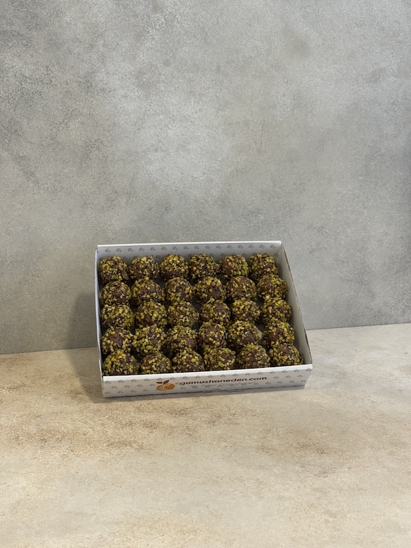 Antep fıstıklı atom çokopestil – içi fındık ezmeli, dışı Antep fıstığı kaplı Gümüşhane tatlısı