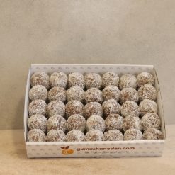 İçi özel fındık ezmeli, dışı bal ve pekmez karışımına bulanıp Hindistan cevizi parçacıklarıyla kaplanan yuvarlak atom tatlısı.