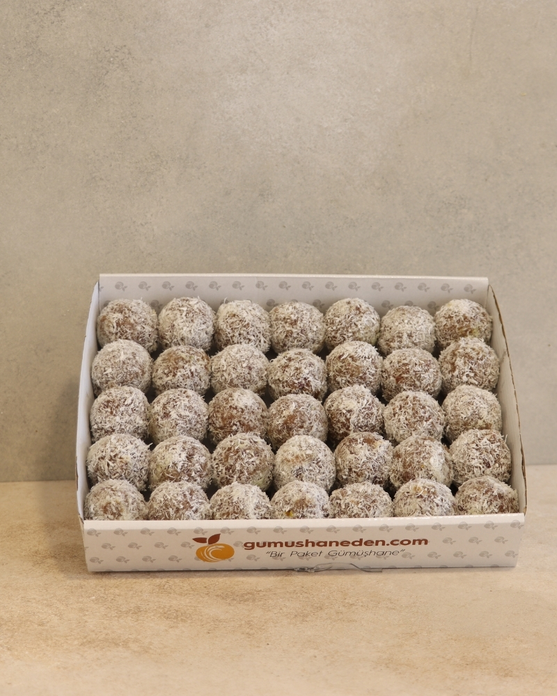 İçi özel fındık ezmeli, dışı bal ve pekmez karışımına bulanıp Hindistan cevizi parçacıklarıyla kaplanan yuvarlak atom tatlısı.
