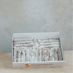 İçi fındık ezmeli, dışı Hindistan cevizi kaplı geleneksel Gümüşhane kalem sarma tatlısı.