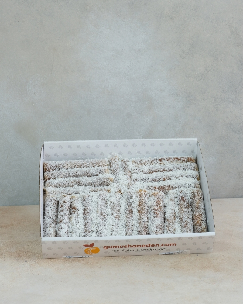 İçi fındık ezmeli, dışı Hindistan cevizi kaplı geleneksel Gümüşhane kalem sarma tatlısı.