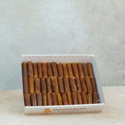 İncecik pestilin arasına el yapımı fındık ezmesi konularak rulo haline getirilen geleneksel Kalem Sarma.