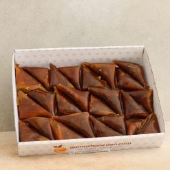 İncecik pestilin içine el yapımı fındık ezmesi konularak muska şeklinde katlanmış geleneksel Gümüşhane muska tatlısı.