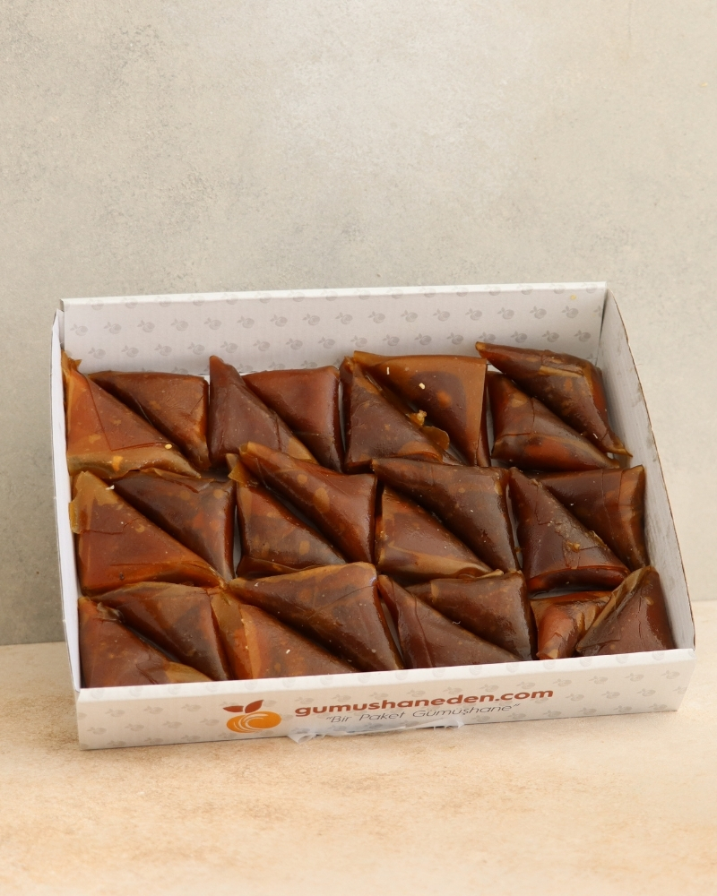 İncecik pestilin içine el yapımı fındık ezmesi konularak muska şeklinde katlanmış geleneksel Gümüşhane muska tatlısı.