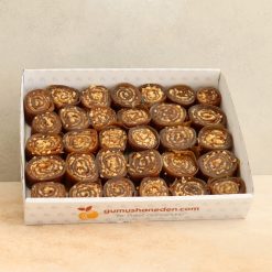 İnce pestilin üzerine cömertçe fındık parçaları eklenip rulo yapılarak dilimlenen geleneksel pestil tatlısı.