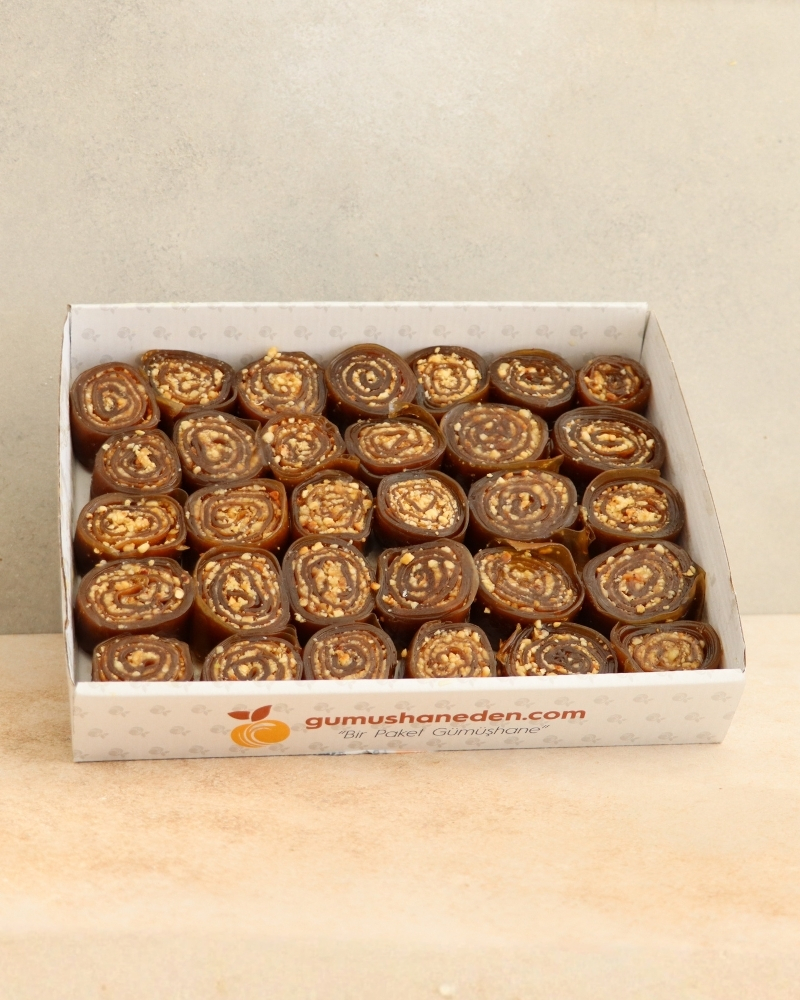 İnce pestilin üzerine cömertçe fındık parçaları eklenip rulo yapılarak dilimlenen geleneksel pestil tatlısı.