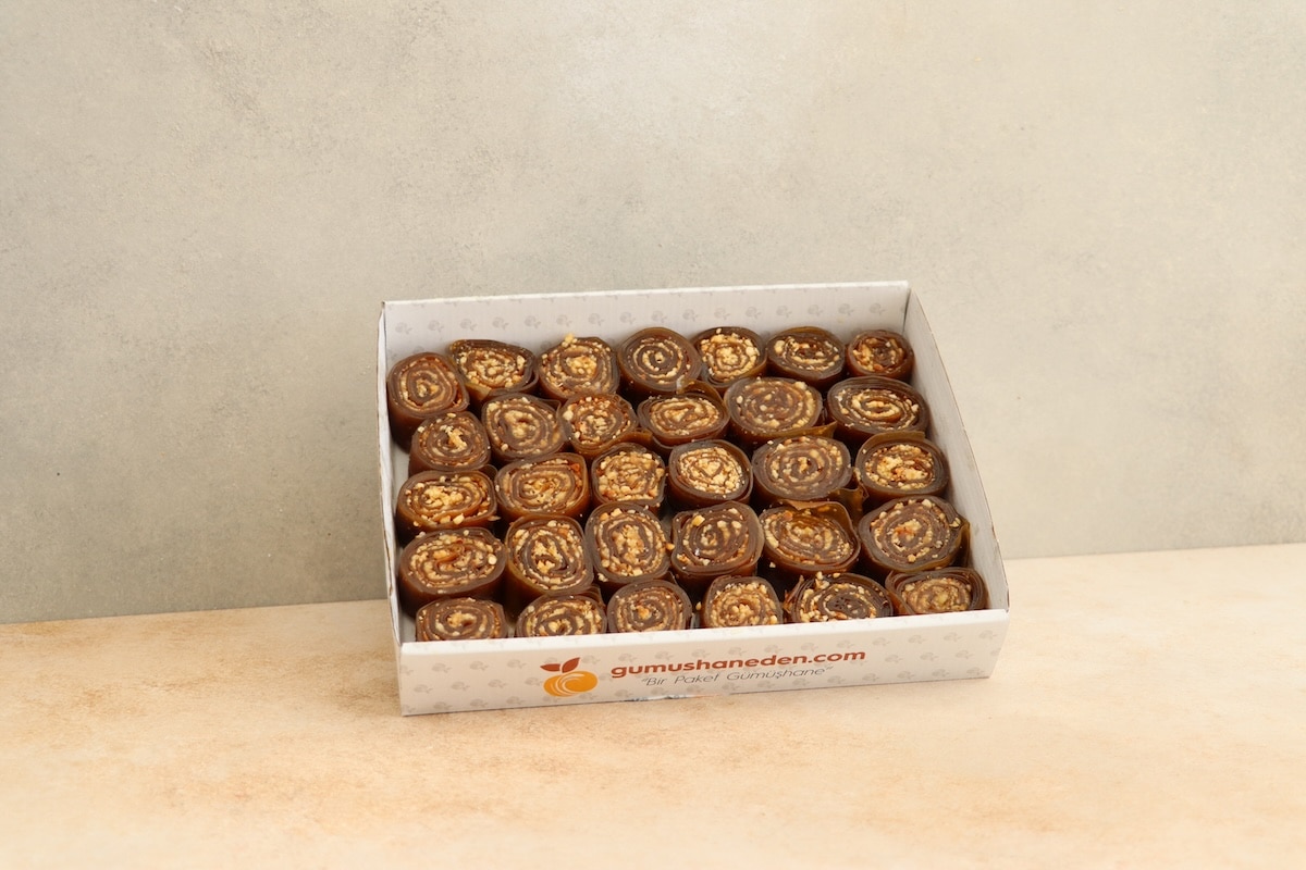 İnce pestilden hazırlanan, bol fındık parçacıklarıyla sarılmış ve dilimlenmiş geleneksel fındıklı rulo pestil tatlısı