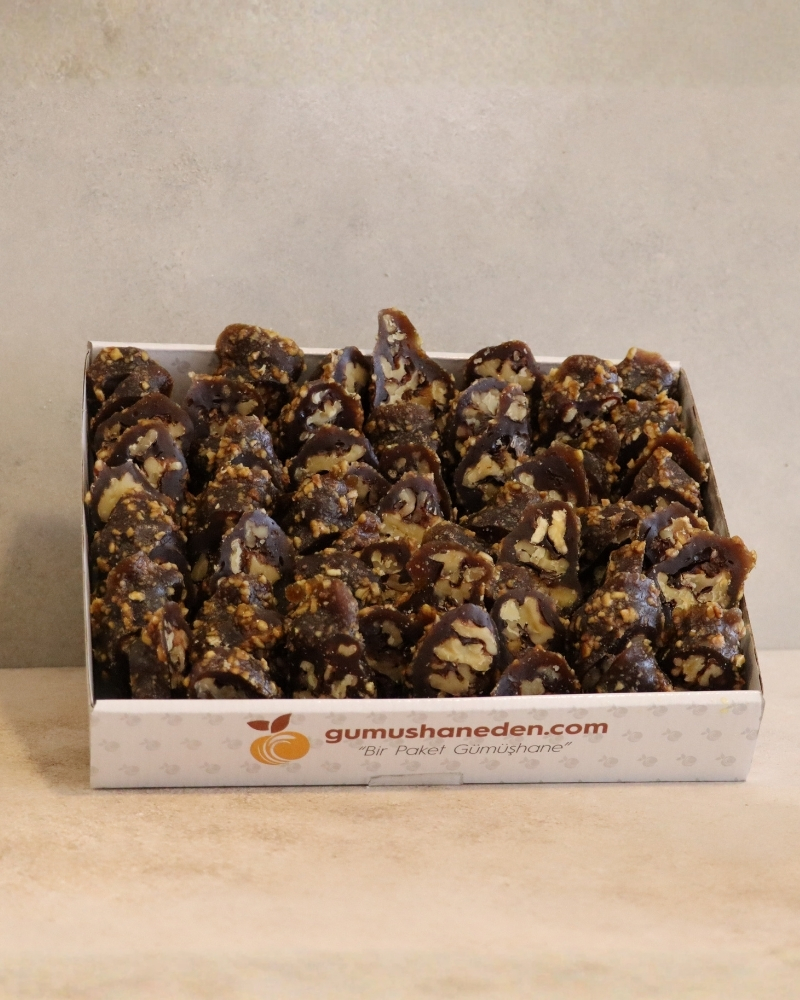 Özel köme herlesine batırılıp dışı fındık parçacıklarıyla kaplanan geleneksel pikolalı köme.