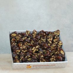 İplere dizilen cevizlerin özel köme herlesine batırılıp kurutulmasıyla hazırlanan bol cevizli köme.