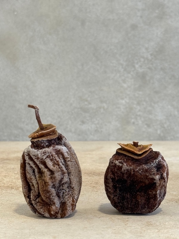 Doğal şekilde kurutulmuş cennet hurması – orta boy Trabzon hurması ürünü fotoğrafı.