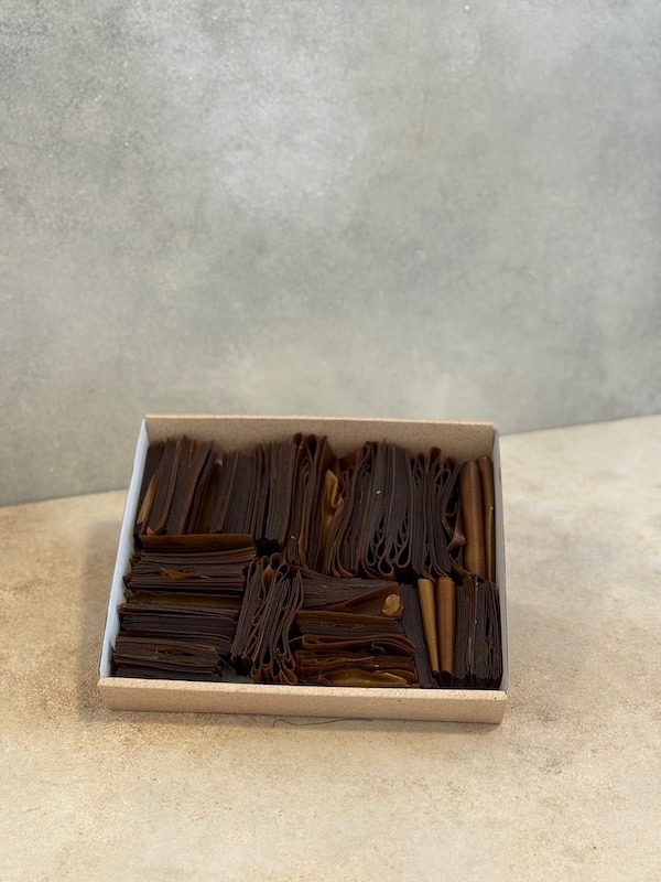 Şekersiz ve glutensiz sade pestil – doğal meyve püresiyle üretilmiş geleneksel Gümüşhane pestili ürün görseli.