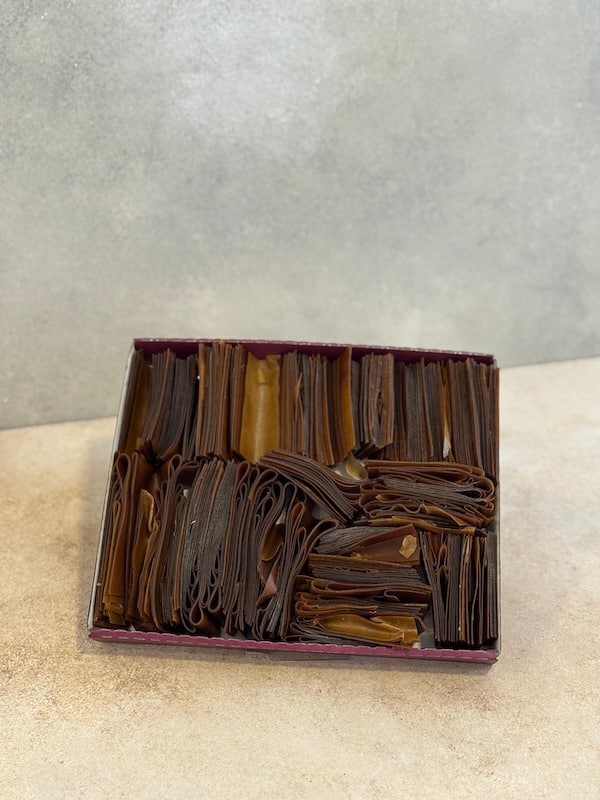 Şekersiz ve glutensiz sade pestil – doğal meyve püresiyle üretilmiş geleneksel Gümüşhane pestili ürün görseli.