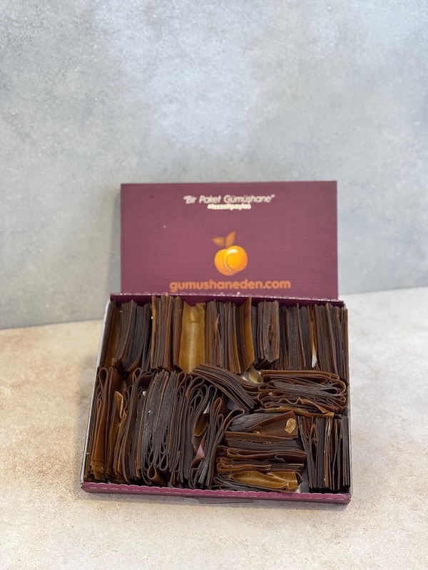 Şekersiz ve glutensiz sade pestil – doğal meyve püresiyle üretilmiş geleneksel Gümüşhane pestili ürün görseli.